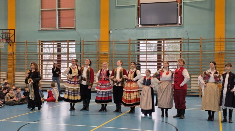 tancerze w barwnych strojach regionalnych i szlacheckich