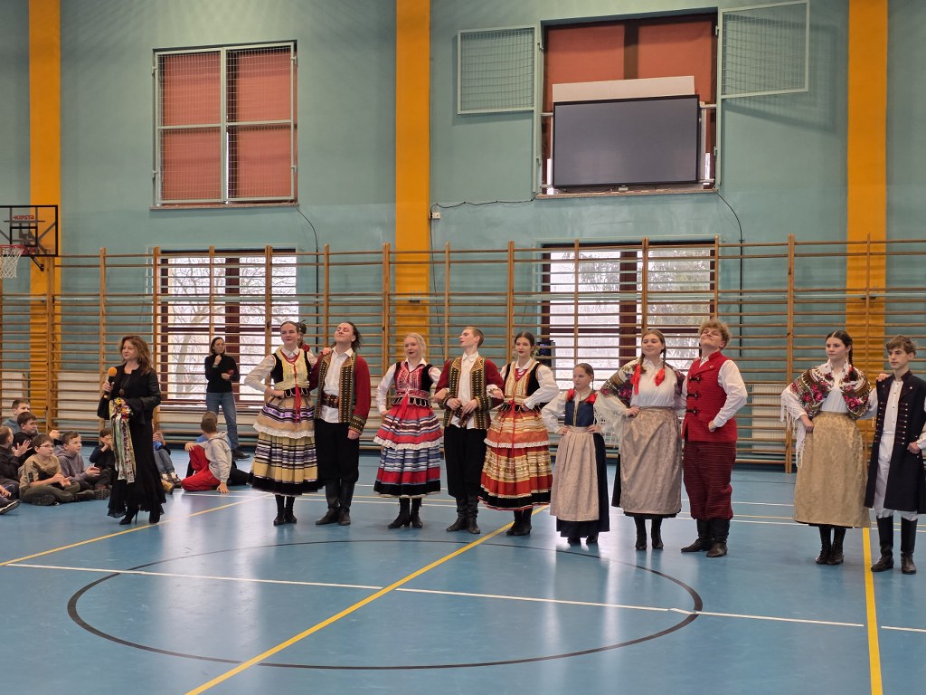 tancerze w barwnych strojach regionalnych i szlacheckich